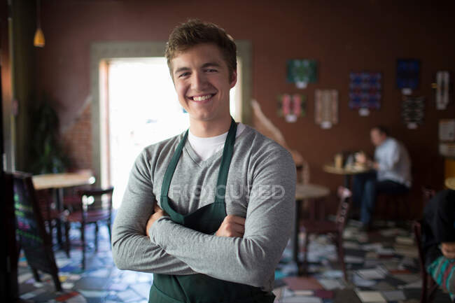 Ritratto di giovane cameriere in caffetteria — Foto stock