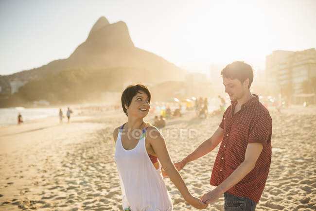 Casal jovem desfrutando do pôr do sol, Ipanema Beach, Rio, Brasil — Fotografia de Stock