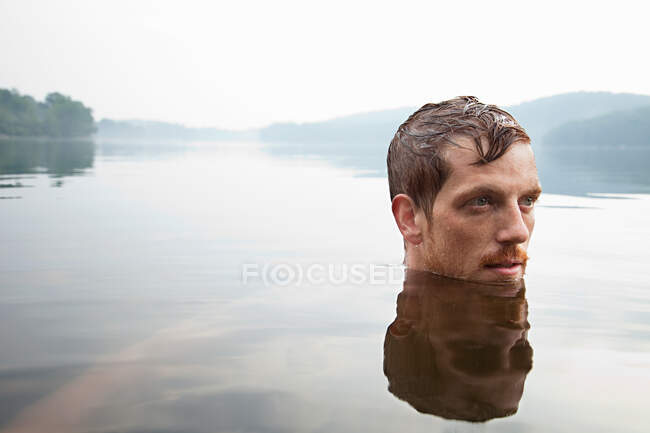 Взрослый мужчина плавает в озере — стоковое фото