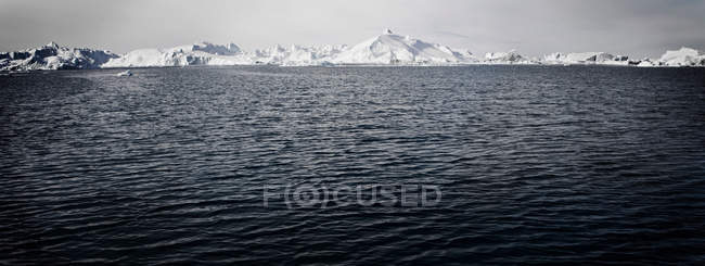 Волнистое озеро в снежном ландшафте — стоковое фото
