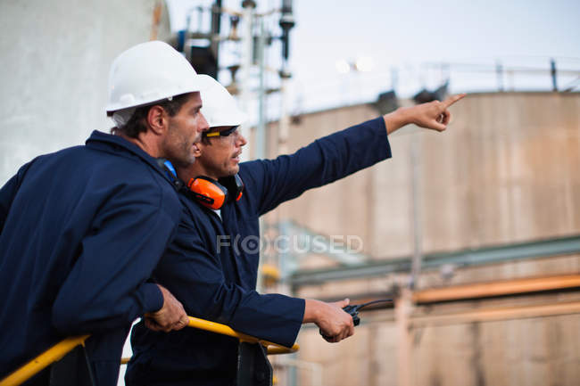 Arbeiter reden in Chemiewerk — Stockfoto