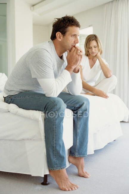 Hombre y mujer en el dormitorio - foto de stock