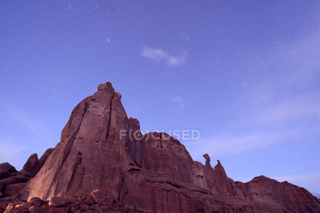 Cielo estrellado y formaciones rocosas por la noche - foto de stock