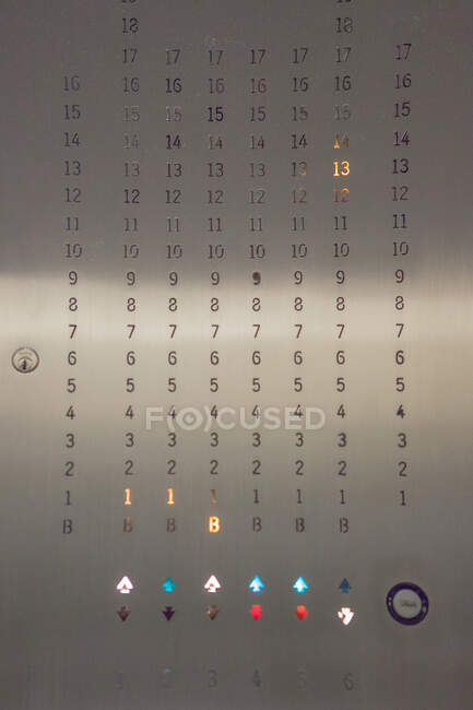 Fechar o painel de informações do elevador iluminado — Fotografia de Stock