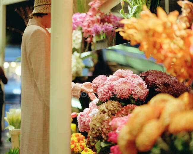 Femme regardant les fleurs — Photo de stock