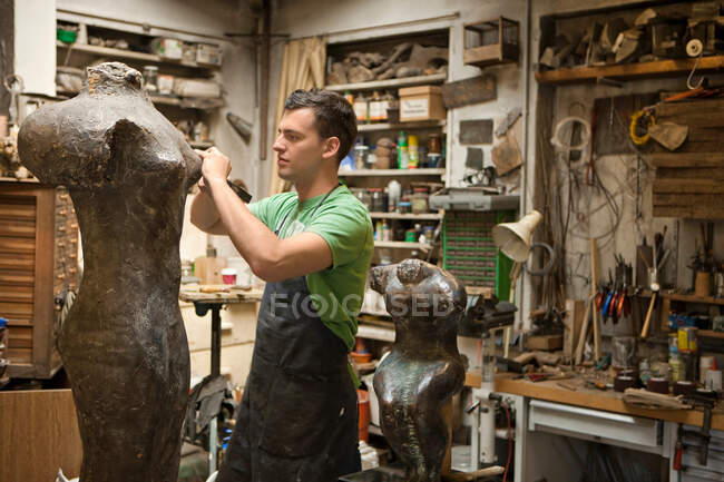 Artiste travaillant sur la sculpture — Photo de stock