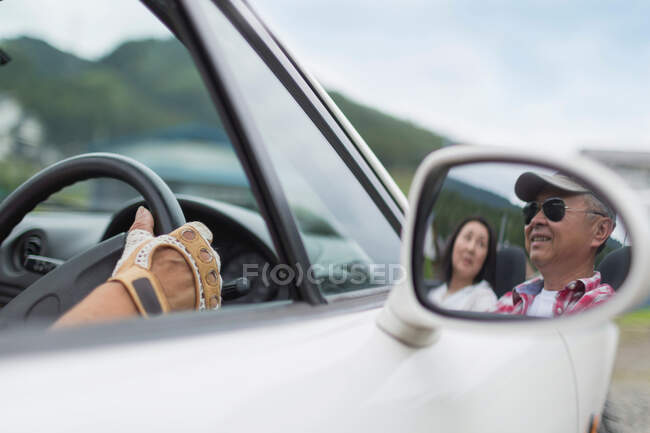 Bild eines Paares im Rückspiegel — Stockfoto