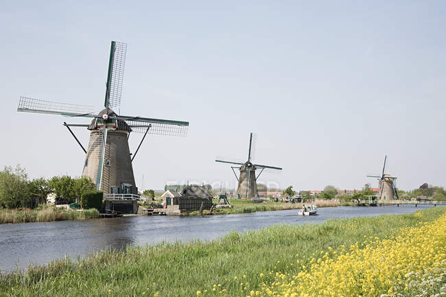 Vue panoramique des moulins à vent à Kinderdijk — Photo de stock