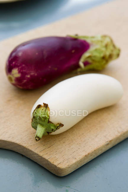 White and purple eggplants on board — Stock Photo