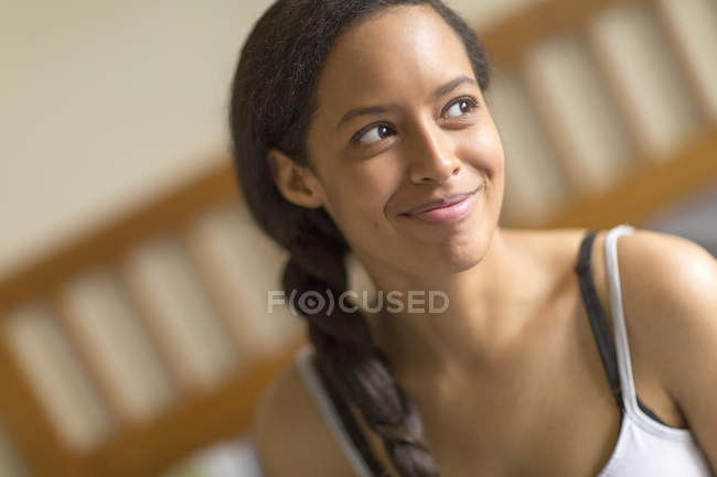 Ritratto di giovane donna, capelli intrecciati, distogliendo lo sguardo sorridente — Foto stock