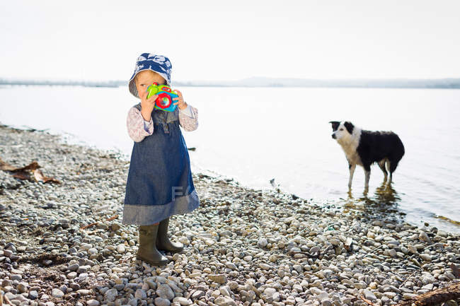 Дівчина Тоддлер грає з іграшковою камерою — стокове фото