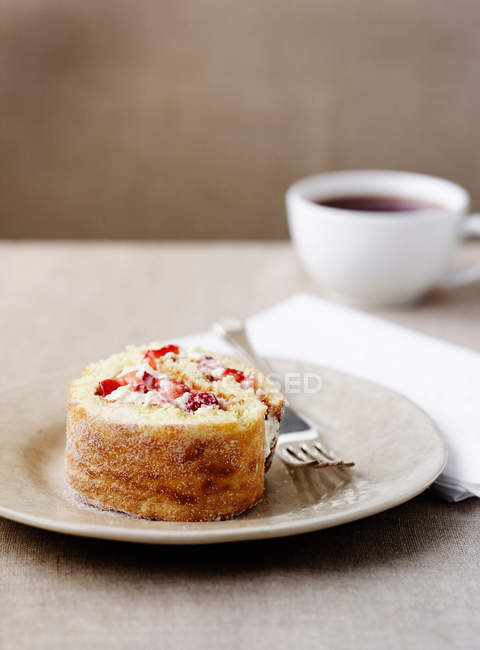 Fruit swiss roll with coffee — Stock Photo