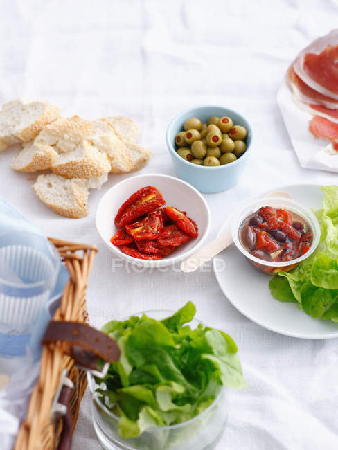 Preserves with bread and lettuce — Stock Photo