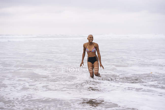 Жінка в бікіні стоячи в океані — стокове фото