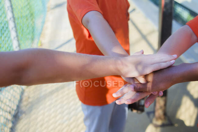 Молодые бейсболисты касаются рук — стоковое фото