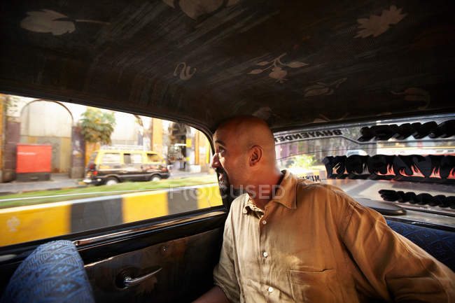Hombre sonriente cabalgando en taxi, enfoque selectivo - foto de stock