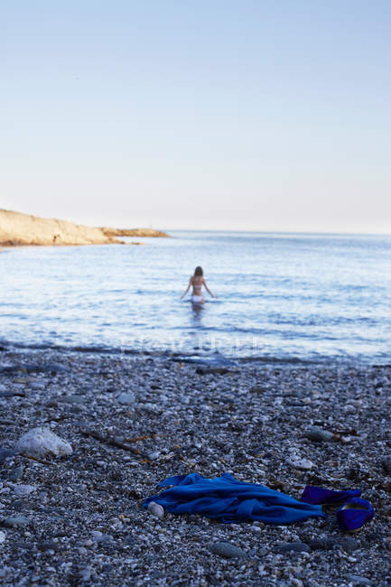 Menina que vagueia para o oceano — Fotografia de Stock