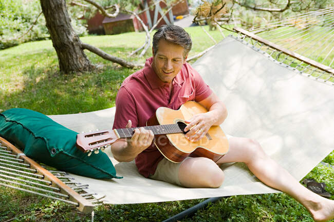 Man playing guitar outdoors — Stock Photo