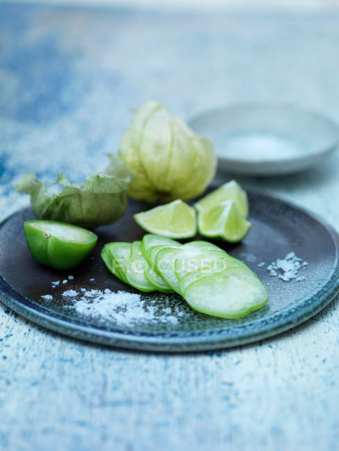 Teller mit geschnittenen Früchten mit Salz — Stockfoto