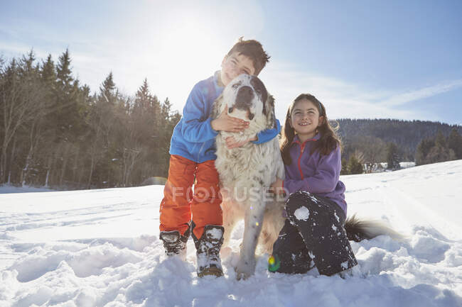 Niños jugando en la nieve - foto de stock