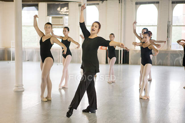 Teacher and ballet dancers — Stock Photo