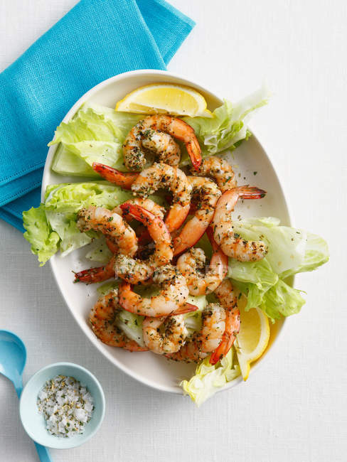 Roasted prawns and salad — Stock Photo