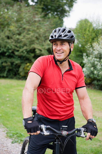 Hombre maduro en una bicicleta de montaña - foto de stock