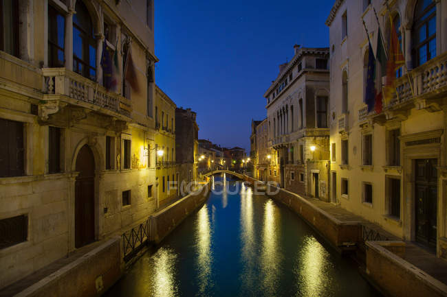 Luzes da cidade refletidas no canal — Fotografia de Stock