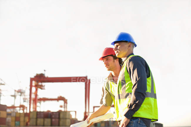 Bauarbeiter im Gespräch vor Ort — Stockfoto
