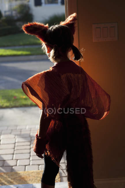 Vista posteriore della ragazza che lascia la casa per dolcetto o scherzetto — Foto stock