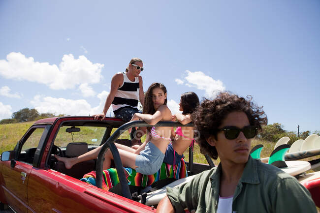 Três jovens amigos em veículo off-road em férias — Fotografia de Stock