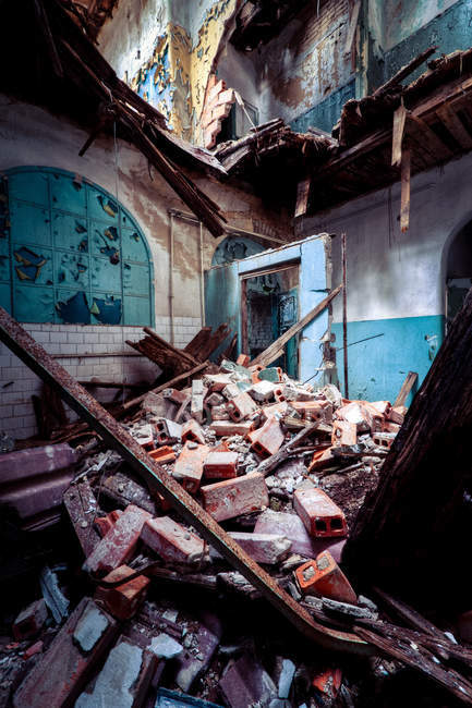 Debris and decayed interior of Sanatorium Teupitz — Stock Photo