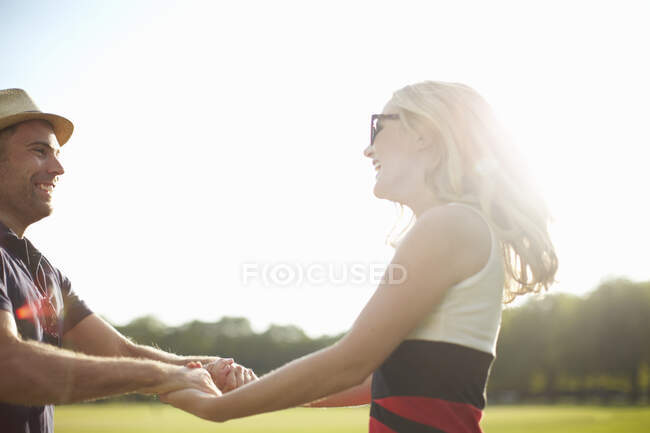 Casal rodopiando uns aos outros no parque — Fotografia de Stock