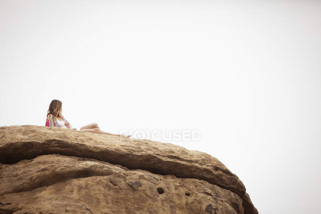 Donna rilassante sulla formazione rocciosa, Stoney Point, Topanga Canyon, Chatsworth, Los Angeles, California, Stati Uniti d'America — Foto stock