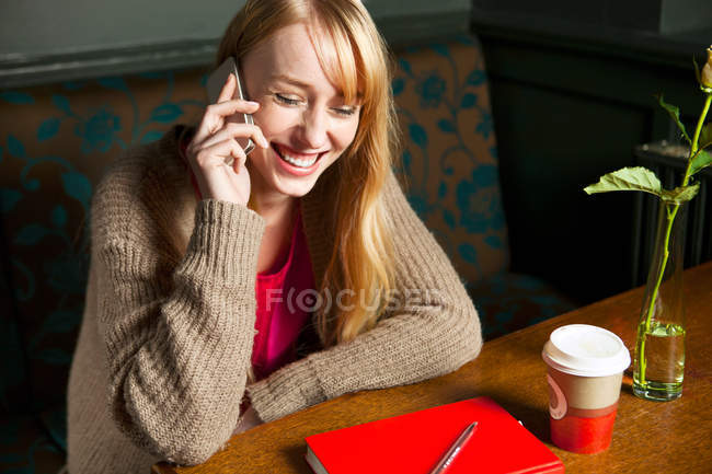 Mujer hablando en ythe teléfono celular y riendo - foto de stock