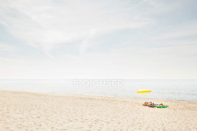 Зонтик и полотенца на пляже — стоковое фото