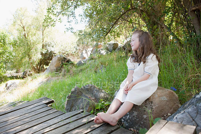 Дівчина сидить на скелі — стокове фото