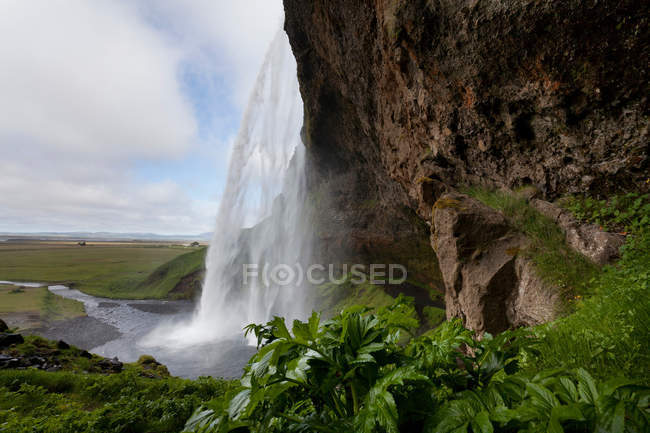 Водопад над скалой — стоковое фото