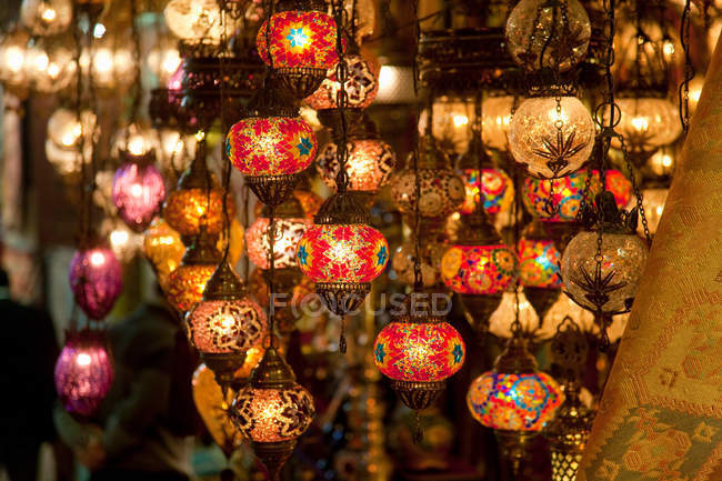 Traditionelle Lampen auf dem großen Basar, Istanbul, Türkei — Stockfoto