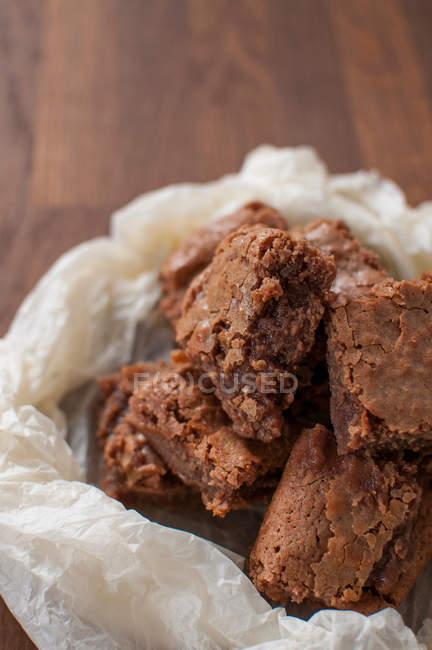 Schokoladenbrownies in Wachspapier, Nahaufnahme — Stockfoto