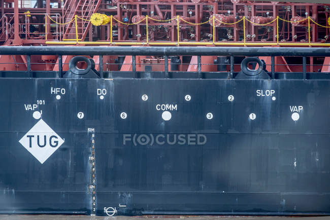 Lado da doca do navio com marcações, cortado — Fotografia de Stock
