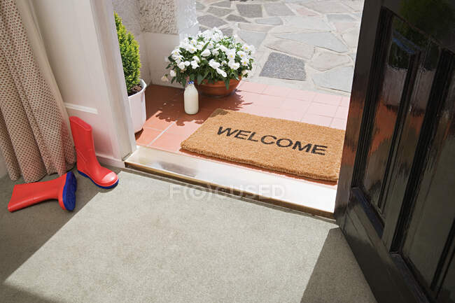 Entrance to a house with a welcome sign — Stock Photo