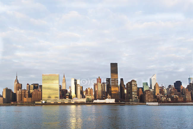 Fluss und Manhattan Skyline, New York, Vereinigte Staaten — Stockfoto