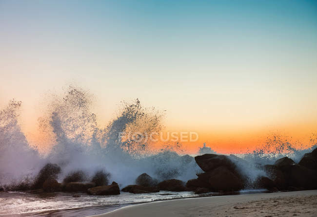Waves crashing on Venice beach — Stock Photo