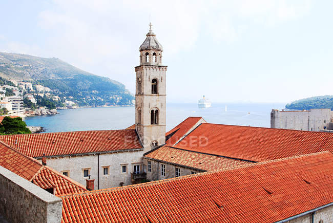 Vista de ángulo alto del monasterio de Dubrovnik con agua en el fondo, Croacia - foto de stock