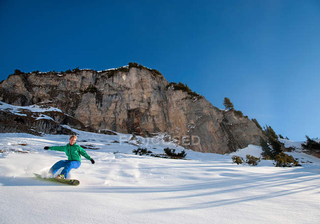 Snowboarder livre equitação nas montanhas — Fotografia de Stock