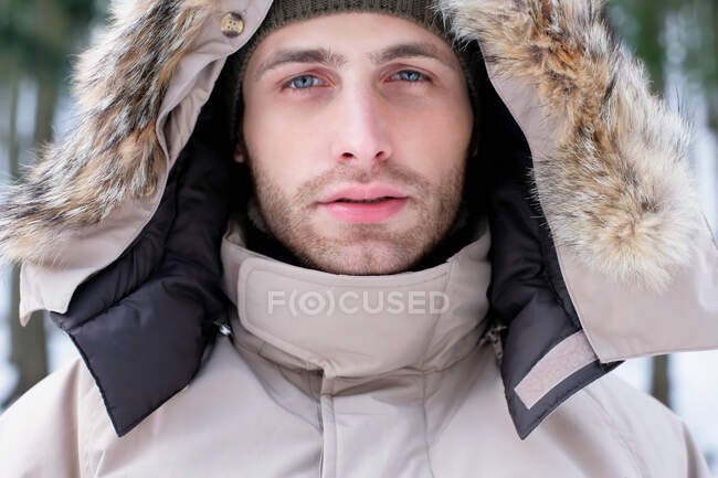 Mann im Mantel mit pelziger Kapuze — Stockfoto