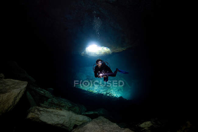 Taucher in Höhle. — Stockfoto