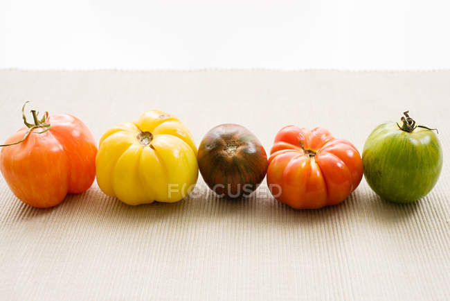 Tomates maison sur nappe — Photo de stock