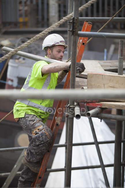 Échelle d'échafaudage d'escalade de travailleur dans le chantier naval — Photo de stock